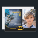 Batman Super Hero Birthday - Foto Einladung<br><div class="desc">Mit diesem personalisierbaren Batman Super Hero Birthday Foto Einladung laden Sie zu einem Superhelden-Fest ein! Dieses dynamische Design, das Batman in Aktion mit kühnen Grafiken und Platz für das Foto Ihres Kindes einsetzt, eignet sich hervorragend für ein unvergessliches Party. Personalisieren Sie es mit Ihren Veranstaltungsdetails, um es einzigartig zu machen....</div>