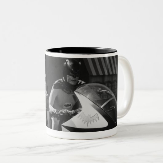 Batman und Robin in Batcycle Zweifarbige Tasse (VorderseiteRechts)