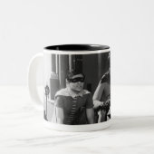 Batman und Robin in Batcycle Zweifarbige Tasse (Vorderseite Links)
