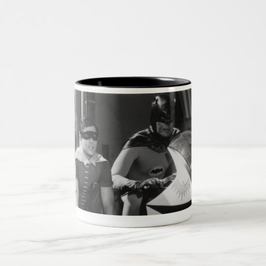 Batman und Robin in Batcycle Zweifarbige Tasse (Mittel)