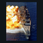 Battleship USS Iowa Broadside - 1984 Poster<br><div class="desc">Dieses Foto der Militärgeschichte der Vereinten Staaten zeigt die Kampfflugzeugflotte USS Iowa (BB-61),  die ihren vollen Power aus ihren 50-Zoll-Kaliber-Kanonen am 15. August 1984 demonstriert.</div>