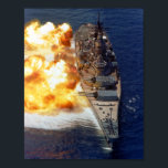 Battleship USS Iowa Broadside - 1984 Poster<br><div class="desc">Dieses Foto der Militärgeschichte der Vereinten Staaten zeigt die Kampfflugzeugflotte USS Iowa (BB-61), die ihren vollen Power aus ihren 50-Zoll-Kaliber-Kanonen am 15. August 1984 demonstriert.</div>