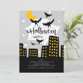 Batty Cityscape Halloween-Party Einladung (Stehend Vorderseite)