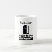 Bau einer Tür für neue Möglichkeiten Kaffeetasse (Mittel)