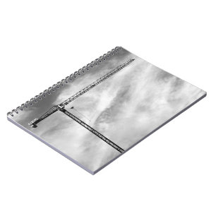 Bau-Kran und Himmel-Schwarzweiss-Foto Notizblock