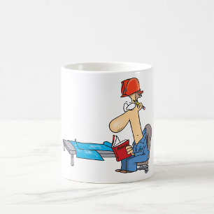 Bauarbeiter liest Handbuch Kaffeetasse