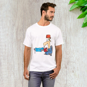 Bauarbeiter liest Handbuch T-Shirt
