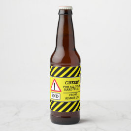 Bauarbeiter schließen Schilder für Bieretiketten a Bierflaschenetikett