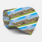 Bauer auf dem Traktor, der sandigen Boden im Krawatte (Gerollt)