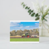 Bauer auf Zugmaschine, der im Frühjahr Sandboden p Postkarte (Stehend Vorderseite)