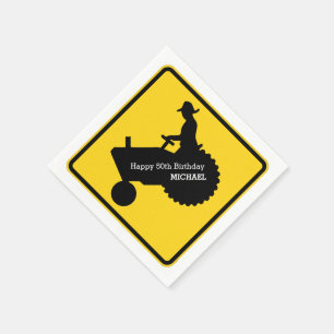 Bauer, der das Traktor-Verkehrsschild Serviette