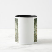 Bauer, der ein Mutterschaf und einen Korb des Tasse (Zentrum)