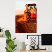 Bauer, der Mais mit Traktor anpflanzt, Vaalkop 2 Poster (Heimbüro)