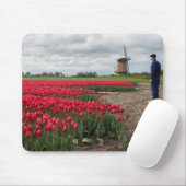 Bauer, der seine Tulpen und Windmühle kontrolliert Mousepad (Mit Mouse)