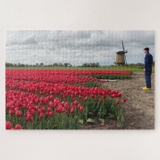 Bauer, der seine Tulpen und Windmühle kontrolliert Puzzle (Horizontal)