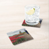 Bauer, der seine Tulpen und Windmühle kontrolliert Rechteckiger Pappuntersetzer (Vor Ort)