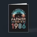 Bauer geboren 1986 40. Geburtstag Landwirtschaftsp Karte<br><div class="desc">Unterschätzen Sie niemals einen Bauer,  der 1986 geboren wurde. Ideal 40. Geburtstagsgeschenk für einen 40-jährigen Hähnchen- oder Kuhzüchter oder Landwirtschafts-Enthusiasten. Retro für Männer,  Frauen,  dein Vater am Vatertag.</div>