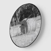 Bauer Hay Field Scene B&W Round Bales im Sommer Große Wanduhr (Winkel)