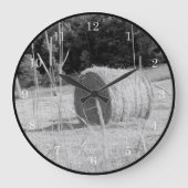Bauer Hay Field Scene B&W Round Bales im Sommer Große Wanduhr (Vorderseite)