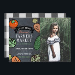 Bauer Market Chalkboard Kids Foto Geburtstag Einladung<br><div class="desc">Dieses schicke und niedliche Geburtstag Foto Einladung verfügt über einen schwarzen Chalkboard Hintergrund mit Gemüse wie Tomaten,  Karotten,  Kohl und Gurke. Die Rückseite weist einen weißen Hintergrund mit schwarzen Büffel-/Gingham-Karo-Mustern auf. Personalisieren Sie Ihre Bedürfnisse. In meinem Geschäft finden Sie passende Produkte.</div>