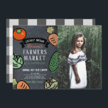 Bauer Market Chalkboard Kids Foto Geburtstag Einladung<br><div class="desc">Dieses schicke und niedliche Geburtstag Foto Einladung verfügt über einen schwarzen Chalkboard Hintergrund mit Gemüse wie Tomaten,  Karotten,  Kohl und Gurke. Die Rückseite weist einen weißen Hintergrund mit schwarzen Büffel-/Gingham-Karo-Mustern auf. Personalisieren Sie Ihre Bedürfnisse. In meinem Geschäft finden Sie passende Produkte.</div>