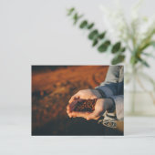 Bauer mit Kaffeebohnen Postkarte (Stehend Vorderseite)
