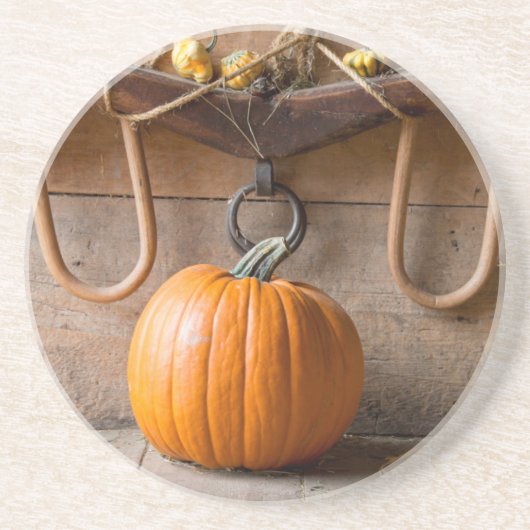 Bauer-Museum Kürbis in Scheune mit Heuballen Sandstein Untersetzer (Vorne)