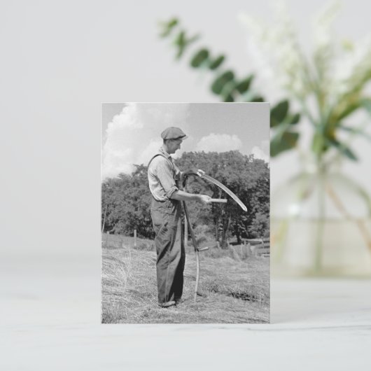 Bauer Sharpening a Scythe, 1930er Postkarte (Stehend Vorderseite)