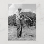 Bauer Sharpening a Scythe, 1930er Postkarte (Vorderseite)