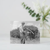Bauer Sharpening a Scythe, 1930er Postkarte (Stehend Vorderseite)