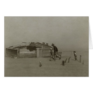 Bauer und Söhne, die in einen Staubsturm gehen