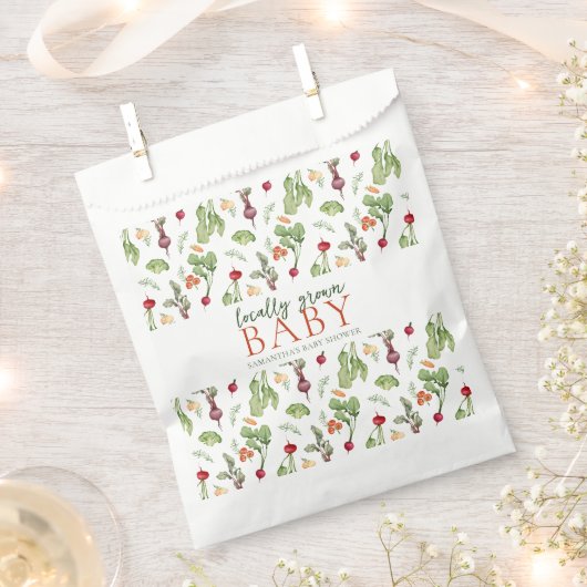 Bauern mit Gemüse auf dem Markt für selbst gezücht Geschenktütchen (Ausgeschnitten)