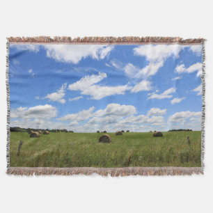 Bauern Paradise Blauer Himmel und Round Hay Bales Decke