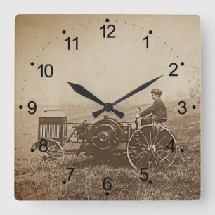 Bauernboy und antiker Traktor braun Quadratische Wanduhr