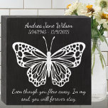 Bauernhaus Chalkboard Style in Memory Butterfly Holzkisten Schild<br><div class="desc">Benutzen Sie den vorhandenen Satz oder ändern Sie Ihren bevorzugten ermutigenden Satz oder Zitat, um die Nachsicht dieser Gedenkstätte zu erhöhen. Vergib die, die du geliebt und verloren hast, oder gib es als Geschenk, um anderen zu helfen, in einer Zeit des Verlustes zu heilen. Der Name, das Datum und die...</div>