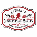 Bauernhaus Chic Gingerbrot Bäckerei Freistehende Fotoskulptur<br><div class="desc">Dieser Bauernstil ist mit einem Logo-Design versehen,  in dem "Mrs. Claus' Gingerbread Bakery" steht. Die Farben sind rot und schwarz.</div>