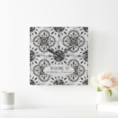 Bauernhaus Damask Tile Muster Holzfamilie Name Quadratische Wanduhr (Zuhause)