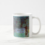 Bauernhaus in Oberösterreich bei Gustav Klimt Kaffeetasse<br><div class="desc">Das Bauernhaus in Oberösterreich (1912) von Gustav Klimt ist ein Vintages Viktorianisches Kunstmalereigebäude. Eine Naturlandschaft mit Bäumen und ein Feld von Blume mit einer Scheune auf einem Bauernhof. Die große Holzstruktur hat Fenster. Über den Künstler: Gustav Klimt (1862-1918) war ein österreichischer Symbolik-Maler und einer der prominentesten Mitglieder der Wiener Jugendstil-Bewegung....</div>