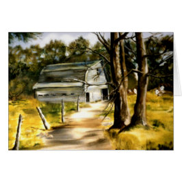 Bauernhaus-Scheune in bewaldetem