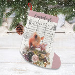 Bauernhof Blumenrinde Schweine Kleiner Weihnachtsstrumpf<br><div class="desc">Niedlich,  Duroc Schwein und ihr Ferkel hinter einem lila und rosa Blumenstrauß. Bauernhaus,  Vintag,  viktorianisch,  Schild auf einem abgenutzten,  weißen Holzbrett-Hintergrund. Ideal für einen rustikalen Bauernhof oder ein französisches Land Weihnachtsleben.</div>