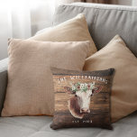 Bauernhof Hochland Kuh Familienname Kissen<br><div class="desc">Bauernhaus Hochland Kuh Familienname Kissen - Kissen mit einer Hochlandkuh mit einer Blume Kronen auf einem rustikalen Holzboden. Fügen Sie jedem Zimmer eine Touch Bauernland hinzu.</div>