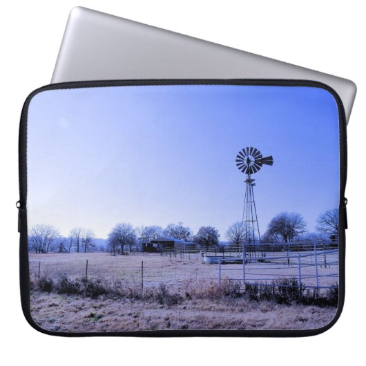 Bauernhof mit Windmühle Laptopschutzhülle (Vorderseite)