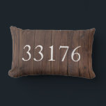 Bauernhof Nur verheiratet Zip Code Außenbereich Kissen Für Draußen<br><div class="desc">Neu gezapftes Hauswärmengeschenk - Bauernhof,  rustikales Landhausgeschenk zum Thema Zuhause für das frisch verheiratete Paar. Fügen Sie Ihre eigene Postleitzahl hinzu,  indem Sie die benutzerdefinierte Vorlage ausfüllen. Ein stilvolles,  trendiges Hochzeitsgeschenk für das gerade verheiratete Ehepaar,  das dem neuen Zuhause hinzugefügt wird.</div>
