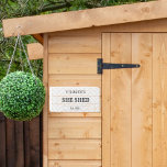 Bauernhof Sie Shuttle-Raum Holzkisten Schild<br><div class="desc">Perfekt für sie vergossen!! Dieses hübsche Holzschild hat ein niedliches Fliesendesign,  das ihm ein modernes Bauernhaus-Ambiente verleiht. Dieses Zeichen kann mit einem Namen und einem festgelegten Jahr personalisiert werden,  indem es die Anpassungsfunktion verwendet.</div>