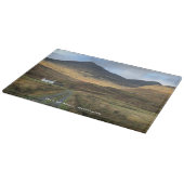 Bauernhof und Berge auf der Insel Mull-Schottland Schneidebrett (Ecke)
