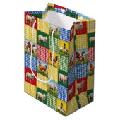 Bauernhoftiere und Gingham-Patchwork-Quilt Mittlere Geschenktüte (Vorderseite Schrägansicht)