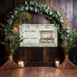 Bauernmarktplatz Begrüßungsstand Brautparty Banner<br><div class="desc">Schöner Wald und Salbei grünen Eukalyptus und Boutique Bauernmarkt "Willkommen" horizontalen Schild Design. Rustikaler,  altertümlicher Vordergrund kombiniert mit dem grünen Holzständer und dem umgebenden Eukalyptus erinnert an einen offenen italienischen oder landschaftlichen Marktplatz.</div>