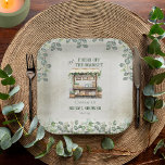 Bauernmarktplatz Begrüßungsstand Brautparty Pappteller<br><div class="desc">Schöner Wald und Salbei grüne Eukalyptus und Boutique "She's Fresh Off the Market" Farmer's Market Brautparty Design. Rustikaler,  altertümlicher Vordergrund kombiniert mit dem grünen Holzständer und dem umgebenden Eukalyptus erinnert an einen offenen italienischen oder landschaftlichen Marktplatz.</div>