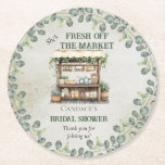 Bauernmarktplatz Begrüßungsstand Brautparty Runder Pappuntersetzer<br><div class="desc">Schöner Wald und Salbei grüne Eukalyptus und Boutique "She's Fresh Off the Market" Farmer's Market Brautparty Design. Rustikaler,  altertümlicher Vordergrund kombiniert mit dem grünen Holzständer und dem umgebenden Eukalyptus erinnert an einen offenen italienischen oder landschaftlichen Marktplatz.</div>