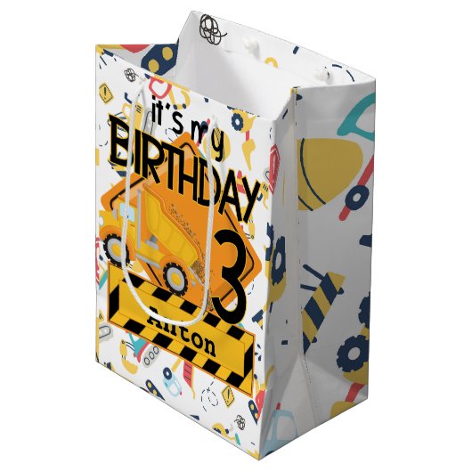 Baugelbe LKWs 3. Geburtstag Mittlere Geschenktüte (Vorderseite Schrägansicht)